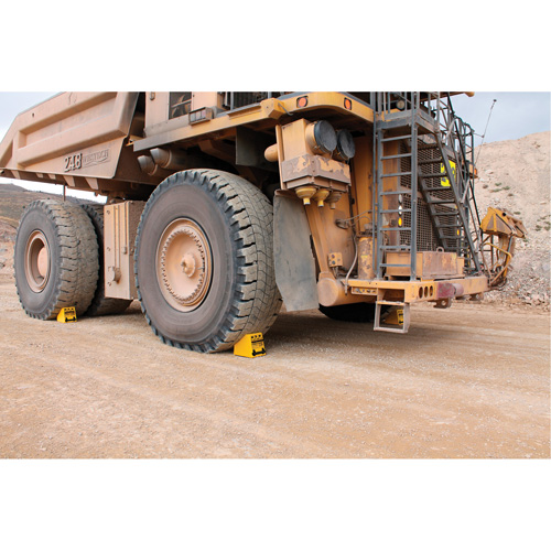 Cale de roue ultra-robuste pour l'exploitation mini&egrave;re Checkers Safety, PEHD, Jaune, 14-1/2" la x 17-1/2" p x 16" h Ottawa Fastener Supply