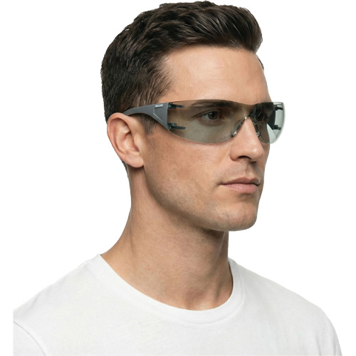 Lunettes de s&eacute;curit&eacute; Adapt Lite, Lentille Int&eacute;rieur/ext&eacute;rieur, Antibu&eacute;e/Anti-&eacute;gratignures, ANSI Z87+/R&eacute;pond ou surpasse la norme CSA Z94.3 Ottawa Fastener Supply
