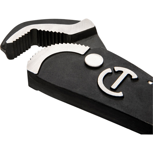 Cl&eacute; bimat&eacute;riau auto-ajustable pour tuyau, Cap des m&acirc;choires 1-1/2", Longueur 12", Fini Oxyde noir, Prise Coussin&eacute;e Ottawa Fastener Supply