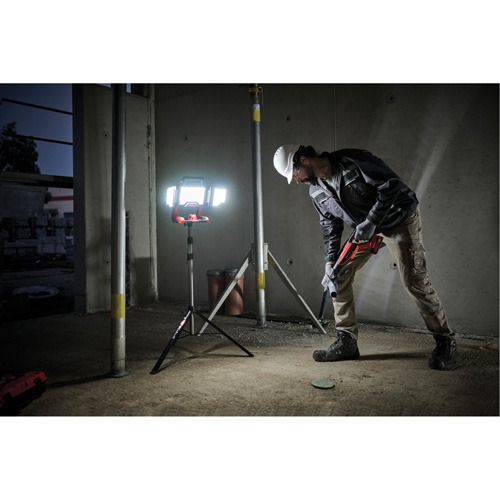 Lampe de travail &agrave; DEL professionnelle &agrave; panneaux pliants lumens sans fil 18V sur tr&eacute;pied, DEL, 3600 lumens Ottawa Fastener Supply