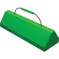 Cale de roue pour avion Checkers Safety SafeRay avec poign&eacute;e &agrave; c&acirc;ble, Ur&eacute;thane, Vert fluorescent, 24" la x 8" p x 6" h Ottawa Fastener Supply