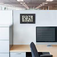 Horloge murale numérique à réglage automatique avec rétroéclairage automatique, Numérique, À piles, Noir OR501 | Ottawa Fastener Supply