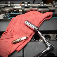 Douille magn&eacute;tique pivotante &agrave; six pans pour bougie d'allumage  Ottawa Fastener Supply